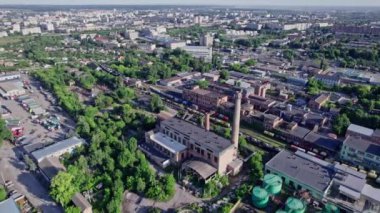 Endüstriyel şehir bölgesindeki bina ve malzeme deposunun yukarıdan görünüşü
