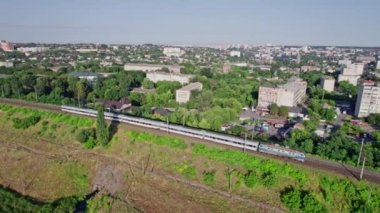 Sabah tren yolu üzerindeki köprüde arabalar aktif olarak hareket ediyor.
