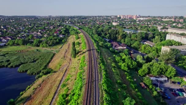 Sabah Tren Yolu Üzerindeki Köprüde Arabalar Aktif Olarak Hareket Ediyor — Stok video