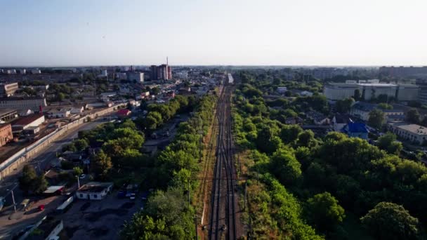 Luftaufnahme Der Straße Mit Fahrenden Autos Eisenbahn Und Eisenbahnbrücke — Stockvideo