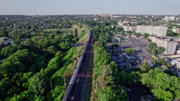 Vista Aérea Linha Ferroviária Vazia Dupla Que Atravessa Cidade Carros — Vídeo de Stock