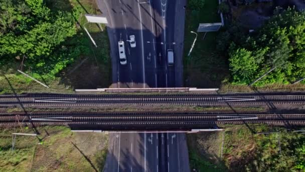 Widok Powietrza Pustej Dwutorowej Linii Kolejowej Prowadzącej Przez Miasto Samochody — Wideo stockowe