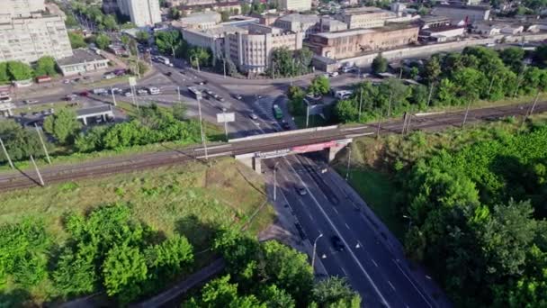 Hareket Halindeki Arabalar Demiryolu Demiryolu Köprüsünün Havadan Görünüşü — Stok video