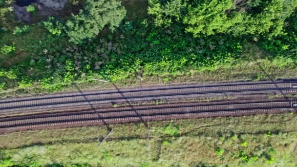 Vista Aérea Linha Ferroviária Vazia Dupla Que Atravessa Cidade Carros — Vídeo de Stock