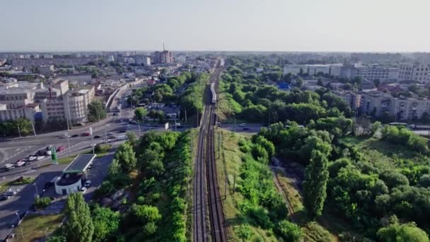 Luftaufnahme Des Knotenpunktes Für Eisenbahn Und Autostraße — Stockvideo