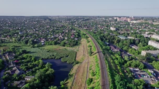 有活动车辆 铁路和铁路桥的公路全景 — 图库视频影像
