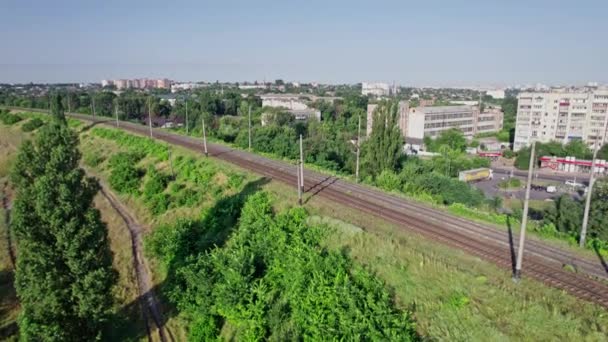 Ponte Cidade Através Ferrovia Pela Manhã Carros Estão Movendo Ativamente — Vídeo de Stock