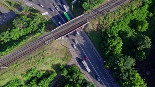 早上这座横跨铁路的城市桥上 汽车在积极行驶 — 图库视频影像