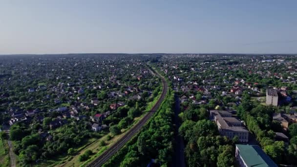 沿公路和桥梁行驶的汽车和卡车的空中视图 — 图库视频影像