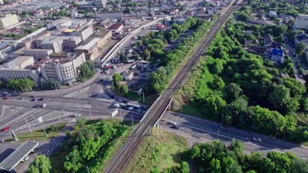 Pemandangan Udara Persimpangan Persimpangan Untuk Kereta Api Dan Jalan Mobil — Stok Video