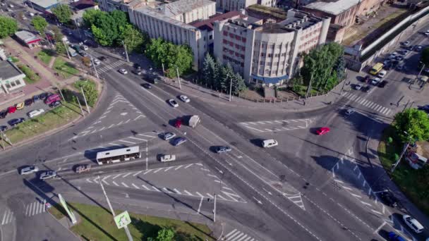 Drone Sobe Acima Intersecção Das Estradas Subúrbio Carros Dirigem Direções — Vídeo de Stock