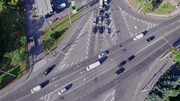 城市道路交叉口交通的自上而下视图 — 图库视频影像