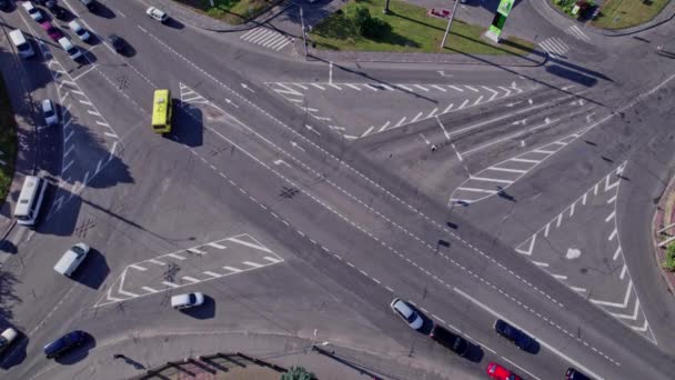 Aerial Top View Traffic Cars Driving Road Intersection Crossing City — Stock Video