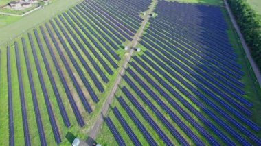 Güneş çiftliğindeki güneş paneli. Elektrik enerjisi üretme teknolojisi ya da güneş ışığı kullanılarak doğrudan elektrik akımı