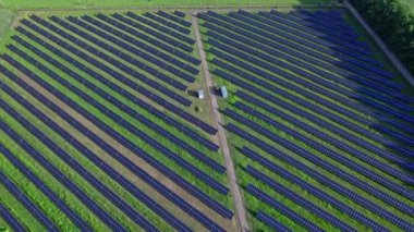 Güneş panelleri üzerinde İHA uçuşu, yenilenebilir yeşil alternatif enerji konsepti