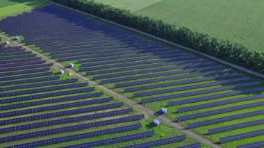 Güneş panellerinin hava görüntüsü tarlalarda bir sırada duruyor yeşil enerji manzarası