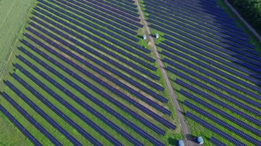 Güneş çiftliği. Güneş enerjisi üretimi. İklim değişikliğiyle mücadele. Teknoloji gelişimi.