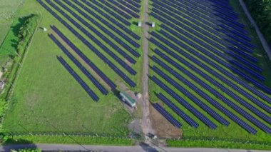 Alanlardaki ekoloji güneş enerjisi enerji panelleri peyzaj elektriksel yeniliğinde yeşil enerji