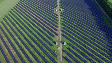 Güneş panellerinin hava görüntüsü tarlalarda bir sırada duruyor yeşil enerji manzarası