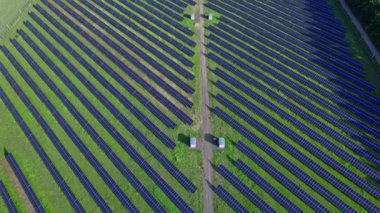 Güneş çiftliğindeki güneş paneli. Elektrik enerjisi üretme teknolojisi ya da güneş ışığı kullanılarak doğrudan elektrik akımı