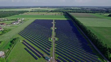 Güneş panellerinin hava görüntüsü tarlalarda bir sırada duruyor yeşil enerji manzarası