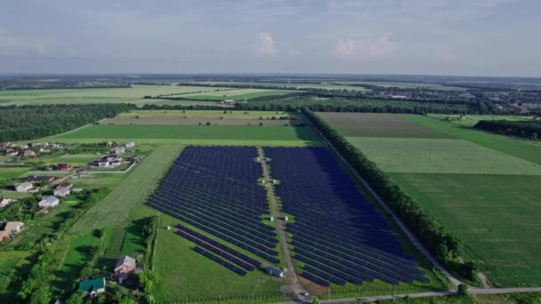 Güneş Panellerinin Hava Görüntüsü Tarlalarda Bir Sırada Duruyor Yeşil Enerji — Stok video
