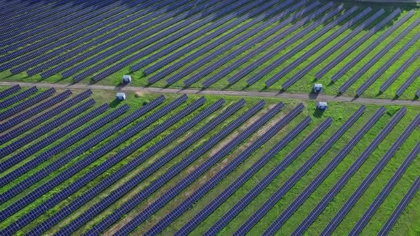 Güneş Çiftliğindeki Güneş Paneli Elektrik Enerjisi Üretme Teknolojisi Güneş Işığı — Stok video