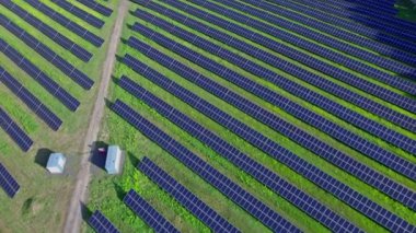 Güneş panelleri üzerinde İHA uçuşu, yenilenebilir yeşil alternatif enerji konsepti