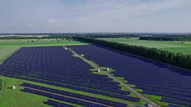 Güneş panellerinin hava görüntüsü tarlalarda bir sırada duruyor yeşil enerji manzarası