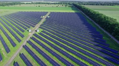 Yeşil çimen tarım arazisi, anten, kırsal yeşil alanlar.