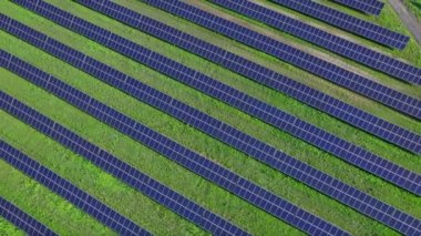 Güneş panelleri üzerinde İHA uçuşu, yenilenebilir yeşil alternatif enerji konsepti