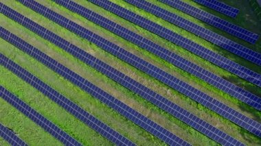 Güneş çiftliğindeki güneş paneli. Elektrik enerjisi üretme teknolojisi ya da güneş ışığı kullanılarak doğrudan elektrik akımı