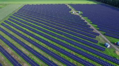 Güneş panelleri üzerinde İHA uçuşu, yenilenebilir yeşil alternatif enerji konsepti