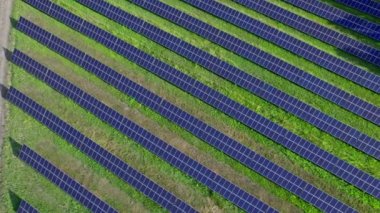 Güneş panellerinin hava görüntüsü tarlalarda bir sırada duruyor yeşil enerji manzarası