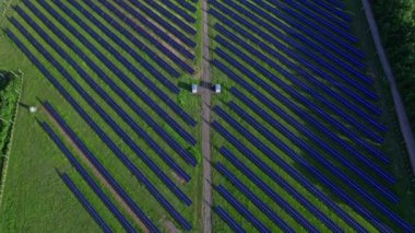 Güneş panelleri üzerinde İHA uçuşu, yenilenebilir yeşil alternatif enerji konsepti