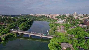 Küçük kasaba nehri ve köprünün gökyüzü manzarası