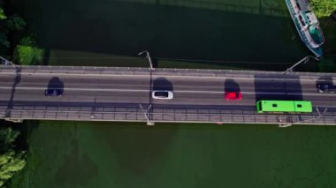 Hava yukarıdan aşağıya görünümü trafik jam araba köprüde