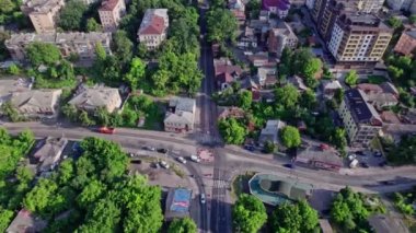 Kamera kavşağı ve yolda giden birçok aracı gözetliyor.