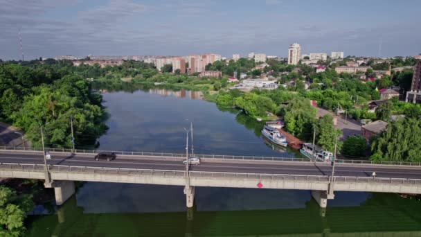 Brücke Über Den Fluss Mit Autoverkehr Von Lastwagen Und Autos — Stockvideo