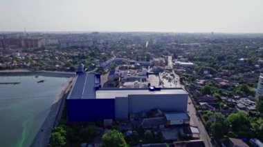 Kentsel sanayi bölgesindeki birçok bina, fabrika ve depo çatısı
