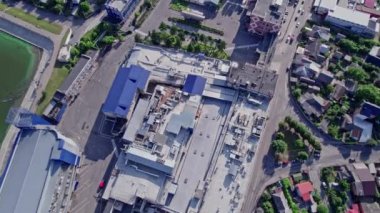 Kentsel sanayi bölgesindeki birçok bina, fabrika ve depo çatısı