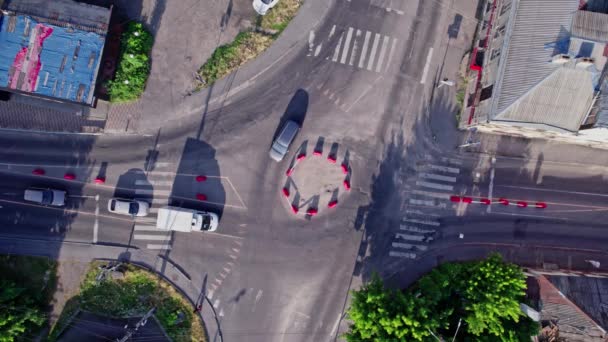 Dron Wznosi Się Ponad Skrzyżowaniem Dróg Przedmieściach Samochody Jeżdżą Różnych — Wideo stockowe