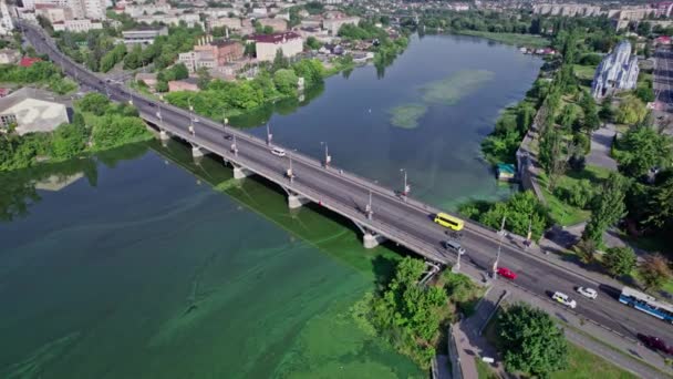 ユーロ圏の小さな町に沿って空中ビュー穏やかな川 — ストック動画