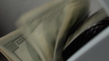 Para sayma makinesi dolar banknotları sayıyor