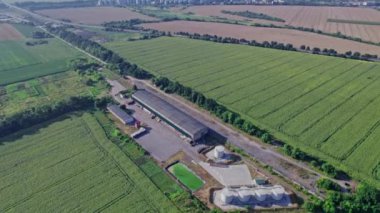 Çiftlik binalarının ve kırsal alanların havadan görünüşü