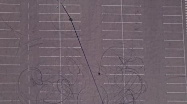 Boş park yerleri ve park yeri yok. Coronavirüs salgınından önce çok yoğun olan alışveriş merkezinde hiç müşteri yok.