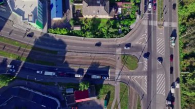 Şehir merkezindeki bir kavşaktaki yoğun trafiğin hava görüntüleri yolda giden arabaları gösteriyor.