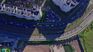 Modern şehirde trafik sıkışıklığında insansız hava aracı görüntüsü, şehir hayatı konsept görüntüleri.