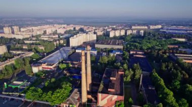 Şehrin yakınlarında boruları olan endüstriyel fabrikanın havadan görüntüsü.