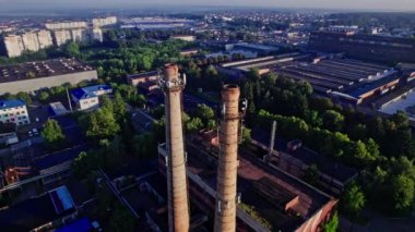Isıtma tesisi ve borusu silueti olan şehir manzarası